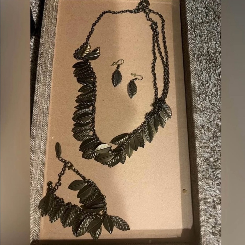Elegant Leaf Design Jewelry Set